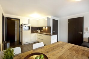 Frigorífico, placa de cocina, lavavajillas y cafetera o tetera