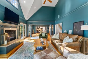 Smart-TV, Kamin, Bücher, Arbeitsbereiche