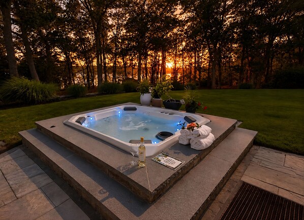 Outdoor spa tub