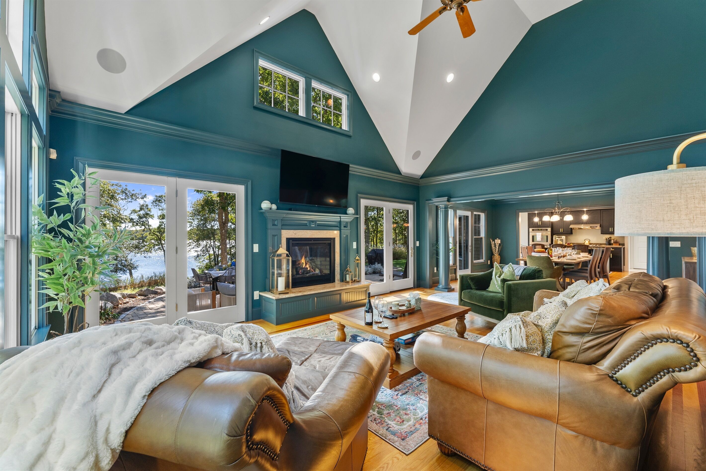 Smart TV, fireplace, books, offices