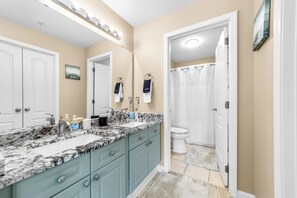 Dusj, hårføner og håndklær