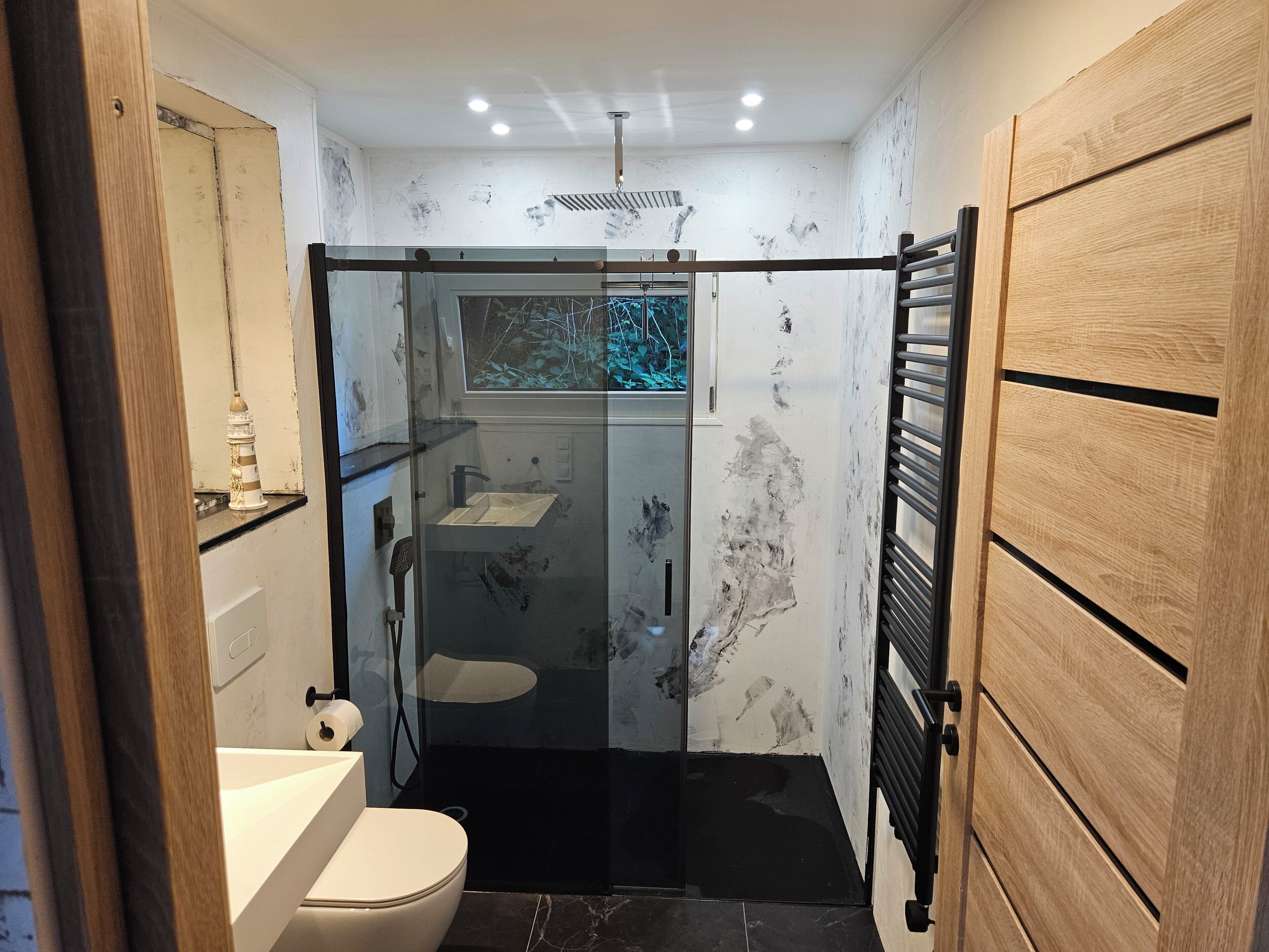 Dusche, Haartrockner, Handtücher, Toilettenpapier