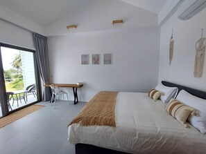 2 bedrooms, desk, WiFi, bed sheets