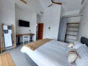 2 bedrooms, desk, WiFi, bed sheets