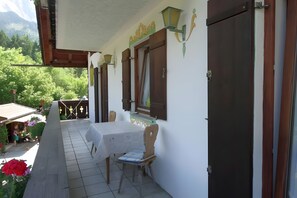 Outdoor dining - Apartment 'Zugspitze' with Mountain View, Balcony and Wi-Fi (Grainau)