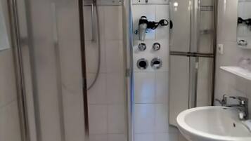 Dusj, hårføner og håndklær
