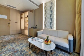 Deluxe-Studiosuite | Schreibtisch, laptopgeeigneter Arbeitsplatz, Bügeleisen/Bügelbrett