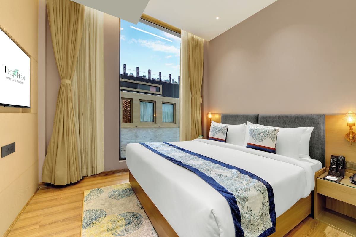 Deluxe Studio Suite | Desk, laptop workspace, iron/ironing board, free WiFi