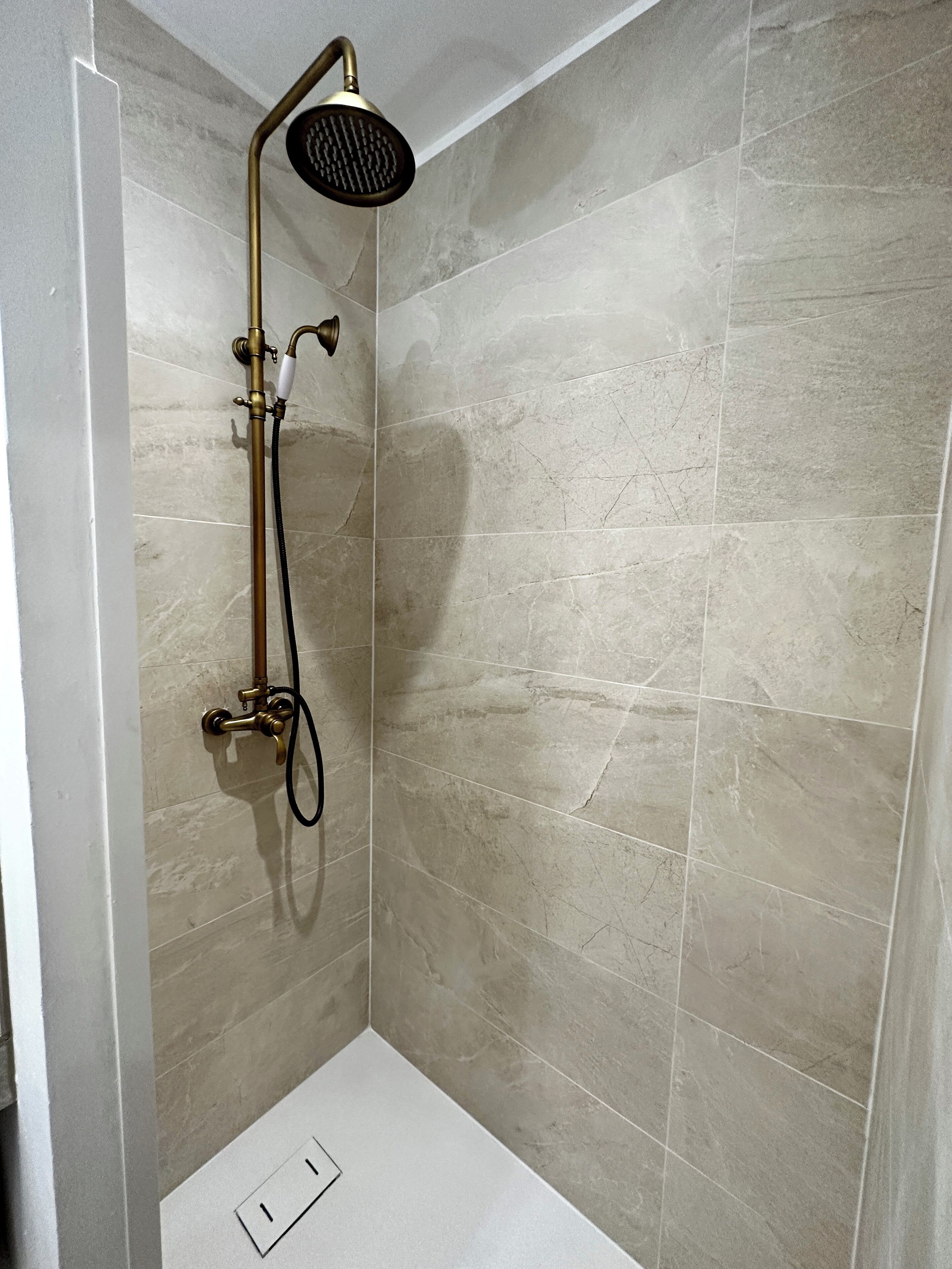 Douche, sèche-cheveux, serviettes fournies, savon
