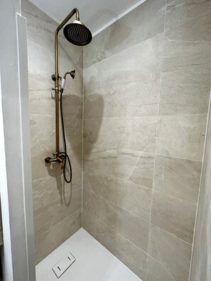 Een douche, een haardroger, handdoeken, zeep