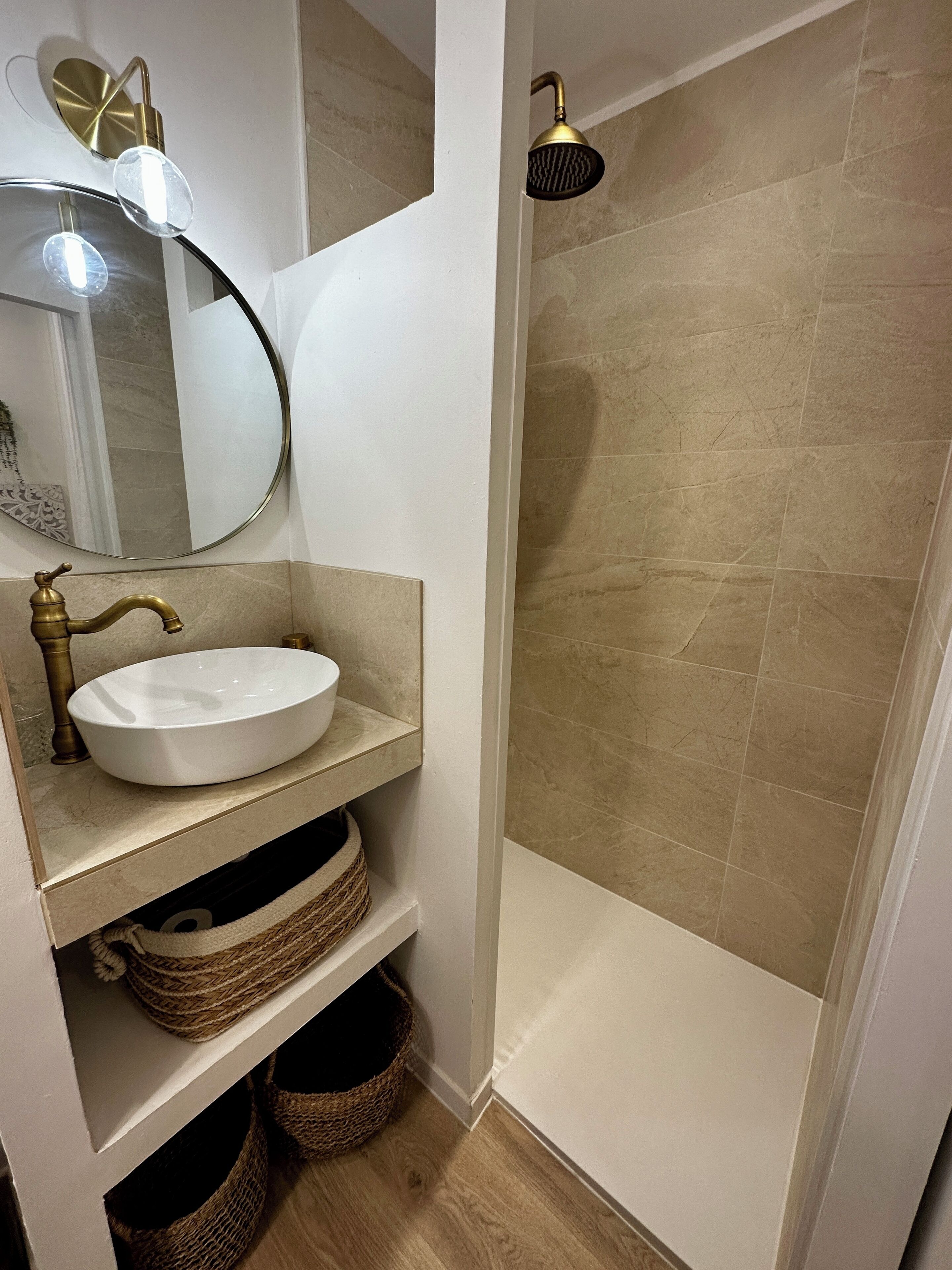 Regadera, secadora de cabello, toallas, jabón 