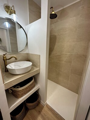 Dusj, hårføner, håndklær og såpe