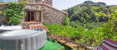 Outdoor spa tub
