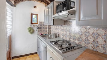 Cafetera o tetera, frigorífico, microondas y horno