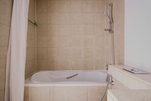 Séchoir à cheveux, serviettes fournies