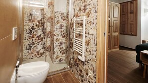 Une salle de bain moderne avec une douche à parois de verre, un lavabo blanc et des toilettes.