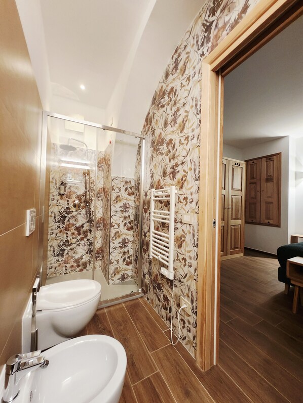 Habitación doble Deluxe, 1 cama Queen size, no se aceptan mascotas, vista a la ciudad | Baño | Regadera, secadora de cabello, toallas, jabón 
