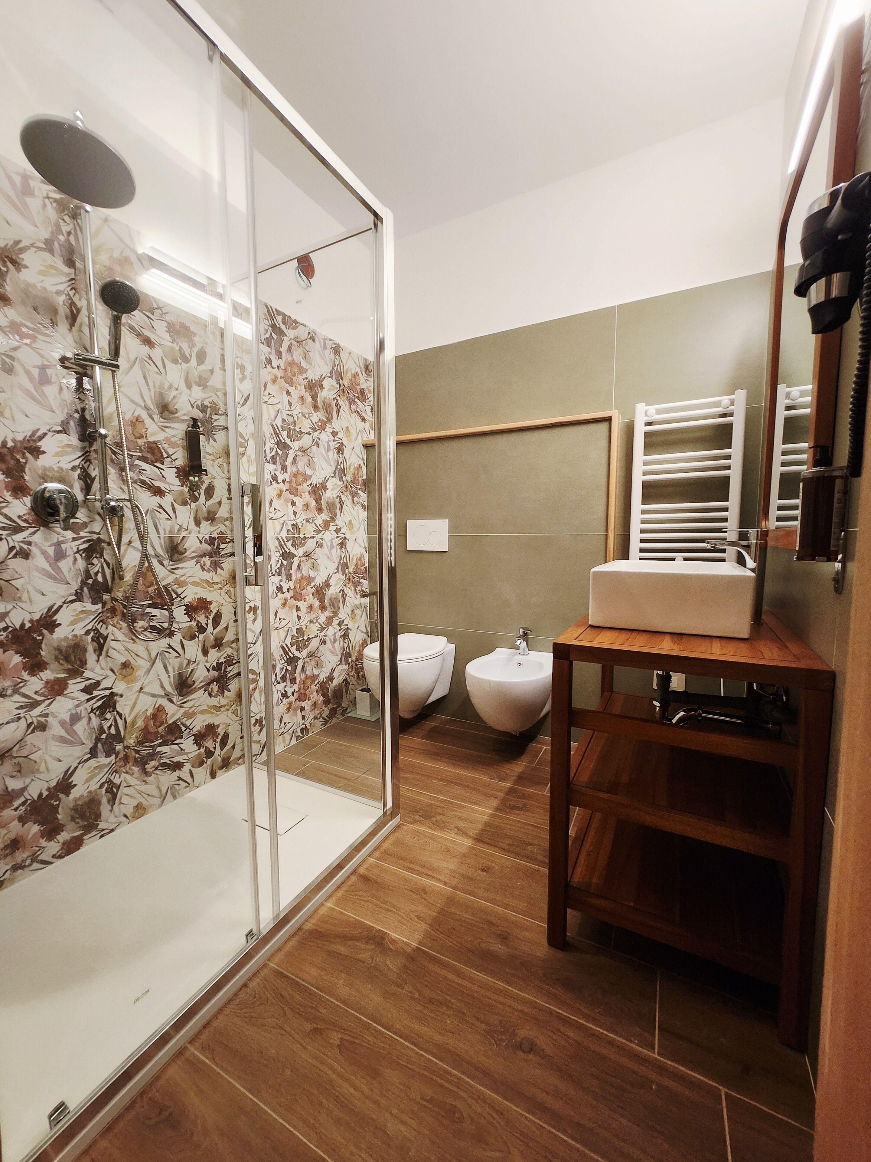 Deluxe-Doppelzimmer, 1 Queen-Bett, Haustiere nicht gestattet, Stadtblick | Badezimmer