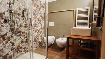 Deluxe-Doppelzimmer, 1 Queen-Bett, Haustiere nicht gestattet, Stadtblick | Badezimmer | Dusche, Haartrockner, Handtücher, Seife