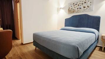 Deluxe-Doppelzimmer, 1 Queen-Bett, Haustiere nicht gestattet, Stadtblick | Schreibtisch, kostenloses WLAN