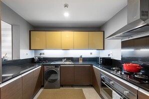 Kjøleskap, mikrobølgeovn, ovn og kokeplater