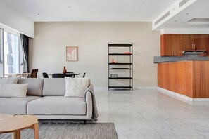 TV, stereo - Blueground | DIFC, pool, nr Central Park (Dubai)