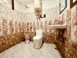 Deluxe Double Room, Balcony, Mountain View | Bathroom | Towels, soap, shampoo, toilet paper - Hotel Solitaire (Manali)