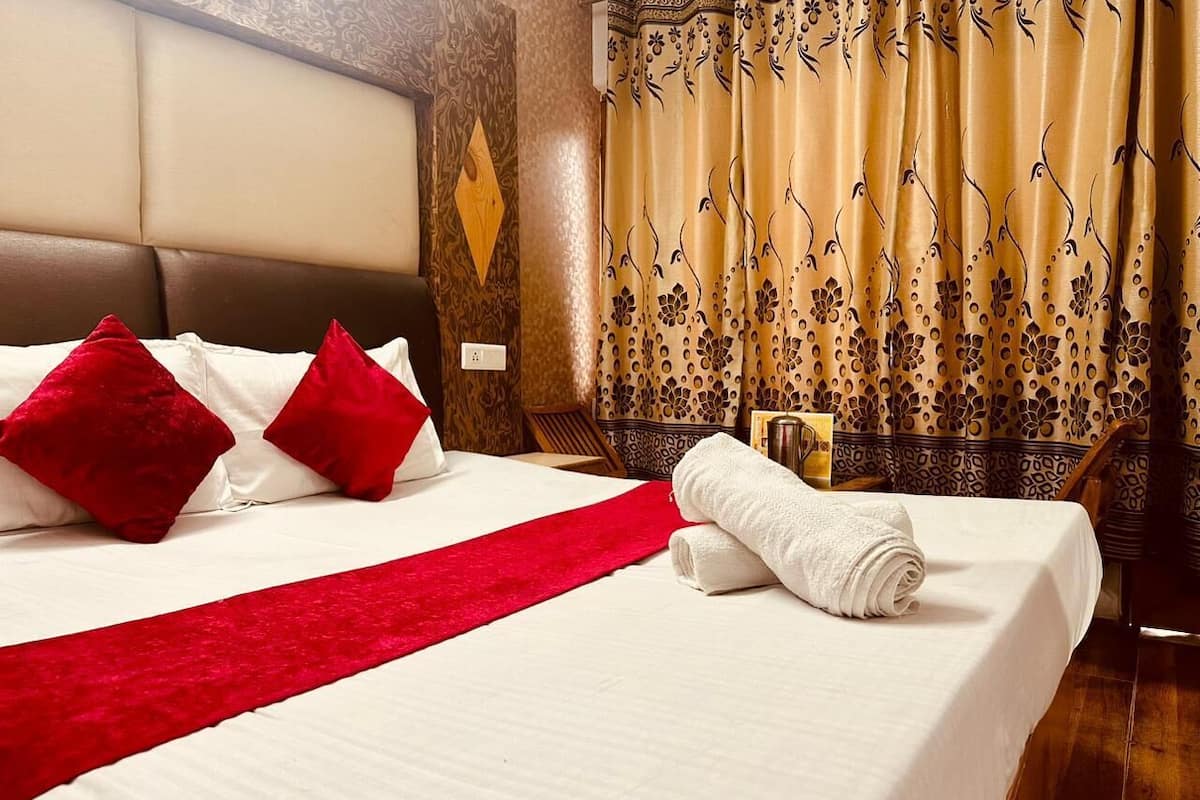 Deluxe Double Room, Balcony, Mountain View | Laptop workspace, free WiFi