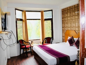 Family Quadruple Room, Valley View | Laptop workspace, free WiFi - Hotel Solitaire (Manali)
