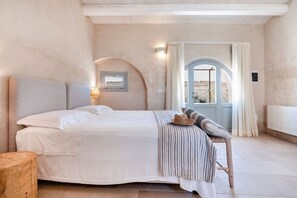 6 bedrooms, iron/ironing board, travel crib, free WiFi