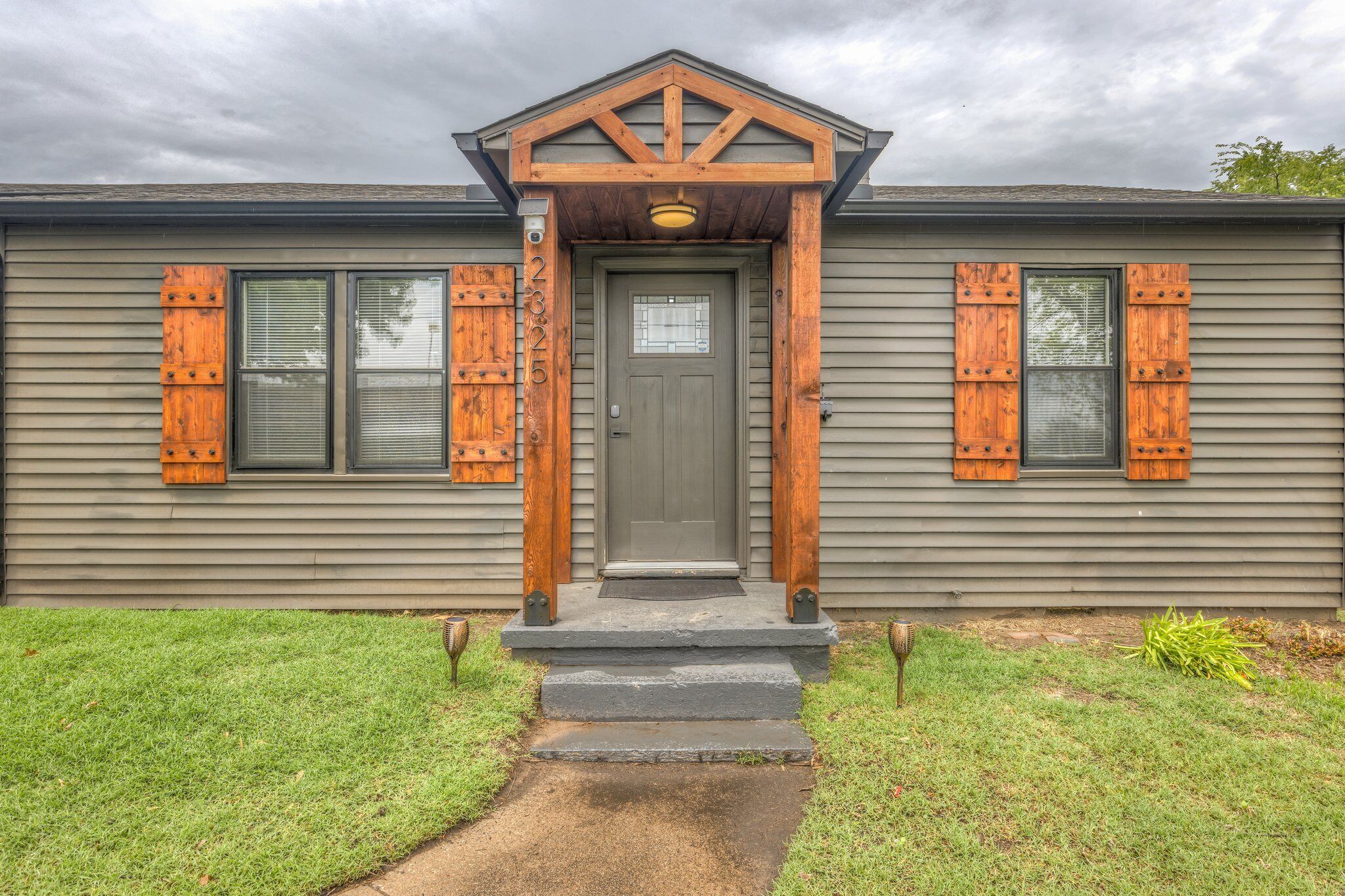 Nhà, 2 phòng ngủ, sân hiên | Chi tiết ngoại thất