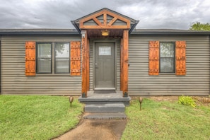 House, 2 Bedrooms, Patio | Exterior detail - Monticello Cottage in Tulsa (Tulsa)
