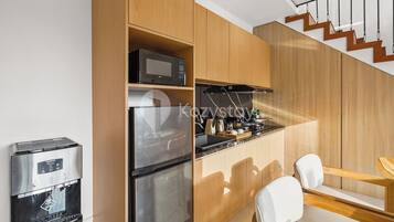 Vila, 3 kamar tidur, pemandangan kebun | Dapur pribadi | Lemari es besar, microwave, kompor, dan pemanggang roti