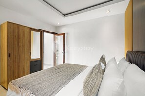 Villa, 3 habitaciones, vista al jardín | Caja de seguridad en la habitación y escritorio 