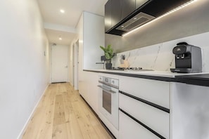 Frigorifero, microonde, forno, piano cottura