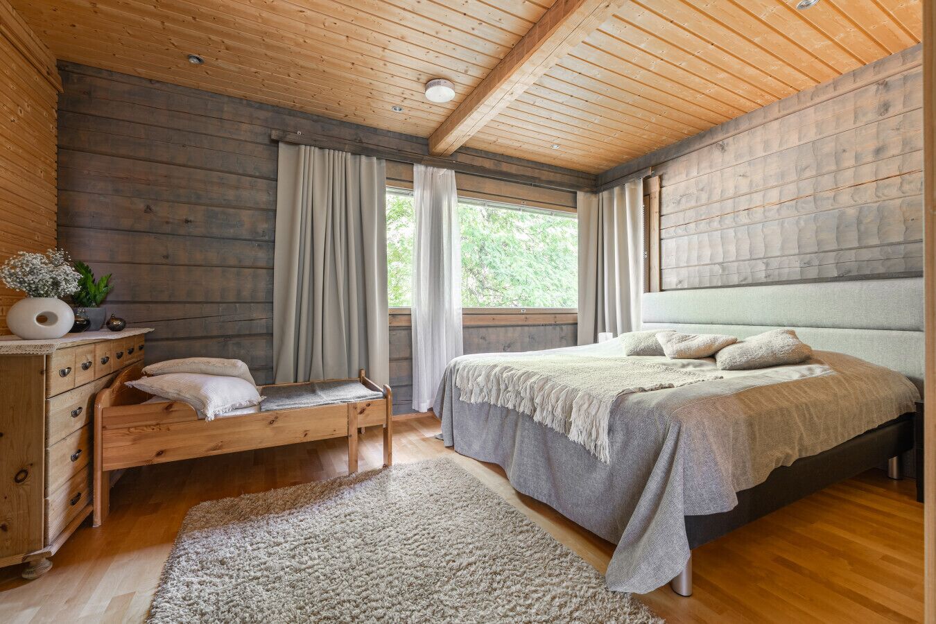 3 bedrooms, desk, iron/ironing board, WiFi