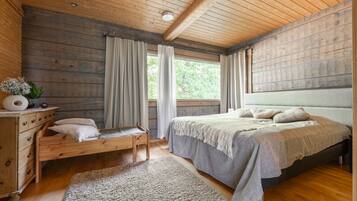 3 bedrooms, desk, iron/ironing board, WiFi