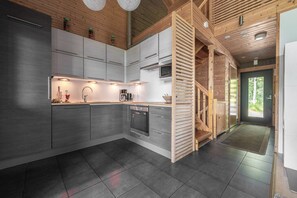 Réfrigérateur, un four, surface de cuisson, lave-vaisselle