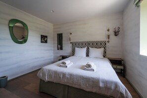 6 habitaciones, tabla de planchar con plancha y ropa de cama