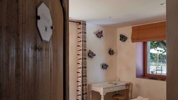 6 habitaciones, tabla de planchar con plancha y ropa de cama