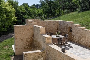 Outdoor dining - Magnificent renovated farmhouse in the heart of the Dordogne (Saint Germain de Belvès)