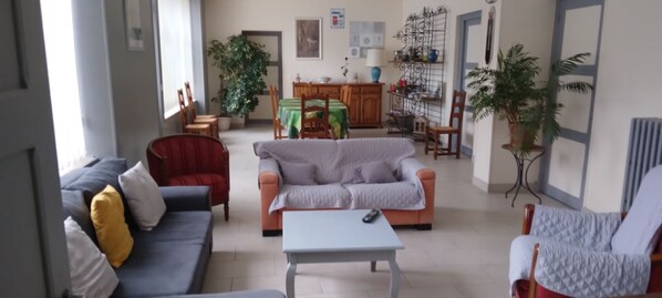 Una televisión, un reproductor de DVD, libros