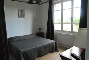 5 bedrooms, desk, iron/ironing board, free WiFi - Gite in the Argonne Ardennaise, with a large plot of land stretching down to the river (Grandpré)