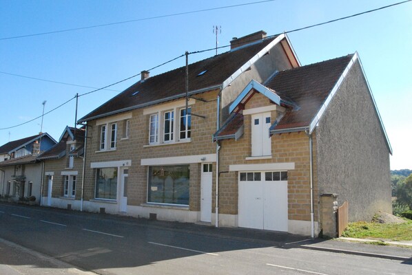 Exterior - Gite in the Argonne Ardennaise, with a large plot of land stretching down to the river (Grandpré)