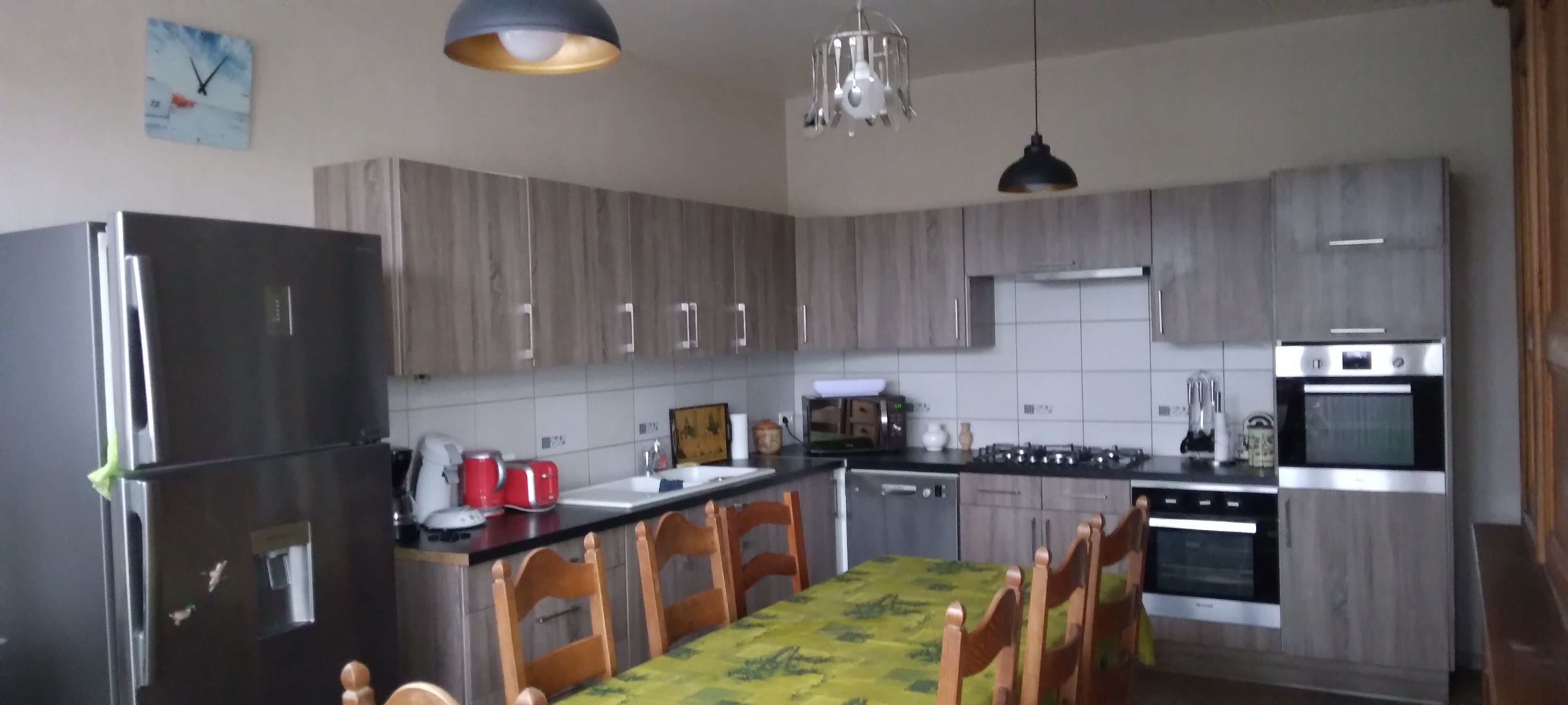 冷蔵庫、電子レンジ、オーブン、コンロ