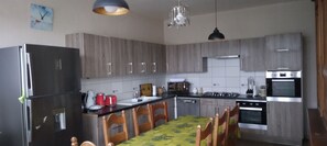 Fridge, microwave, oven, stovetop - Gite in the Argonne Ardennaise, with a large plot of land stretching down to the river (Grandpré)