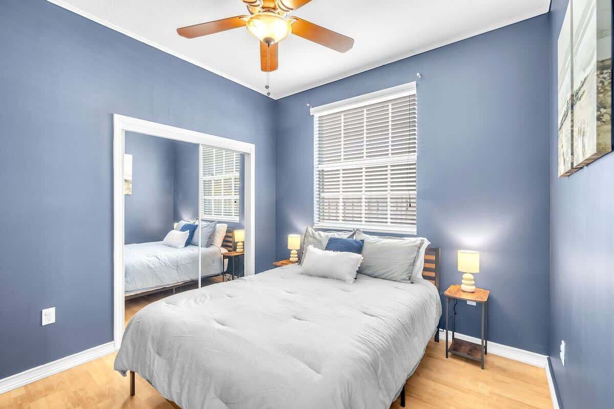 4 chambres, bureau, fer et planche à repasser, lit parapluie