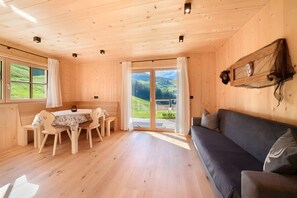 TV - Apartment 'Jaufenspitz' with Mountain View, Private Panoramic Terrace and Wi-Fi (Sankt Martin in Passeier)