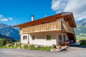 Exterior - Apartment 'Jaufenspitz' with Mountain View, Shared Garden and Balcony (Sankt Martin in Passeier)