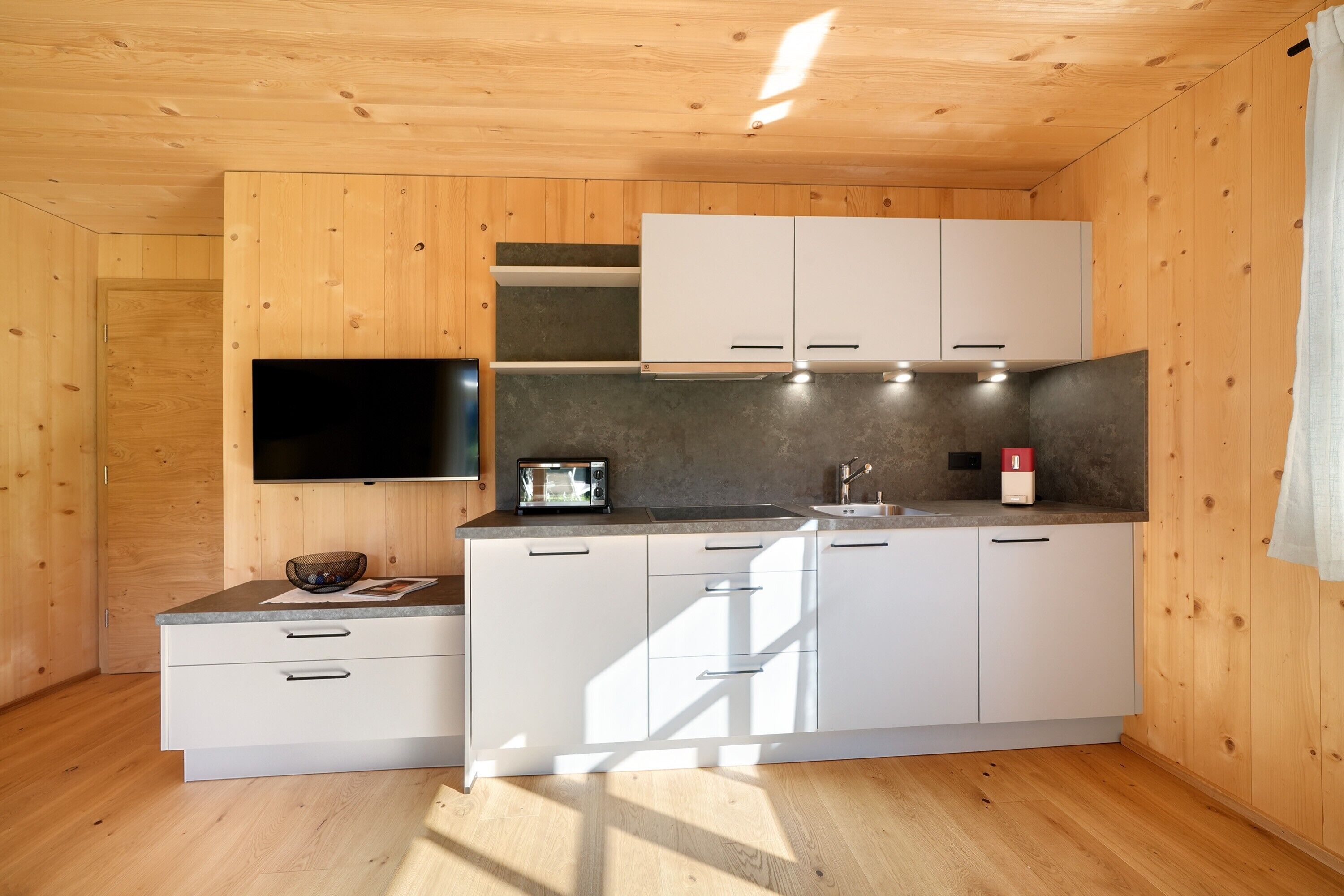 Coffee/tea maker, fridge, oven, stovetop